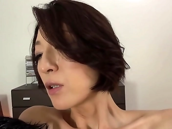 Experience the Allure of Showa-Era MILFs: Ten Luscious Women Over 40! Click to Watch Videos of These Stunning Ladies!